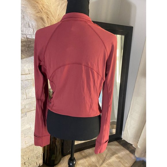 NWT-Lululemon-Long Sleeve-cropped top-Half Zipped-Size 10-Retail: 98 - Picture 2 of 3